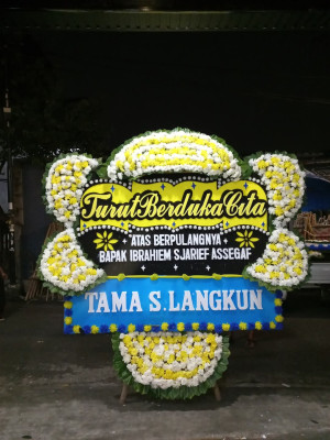 Papan Bunga Duka di Teluk Ambon